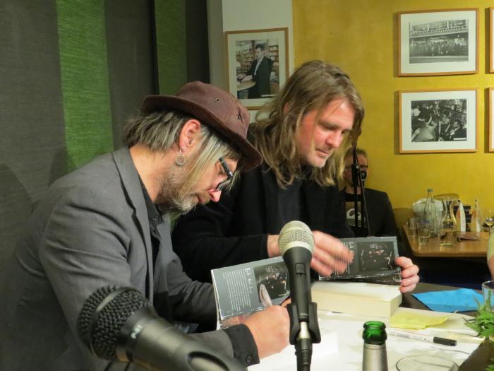 Hkan Axlander Sund, Jerker Eriksson  beim Signieren in der Pause  Wolfgang Sander