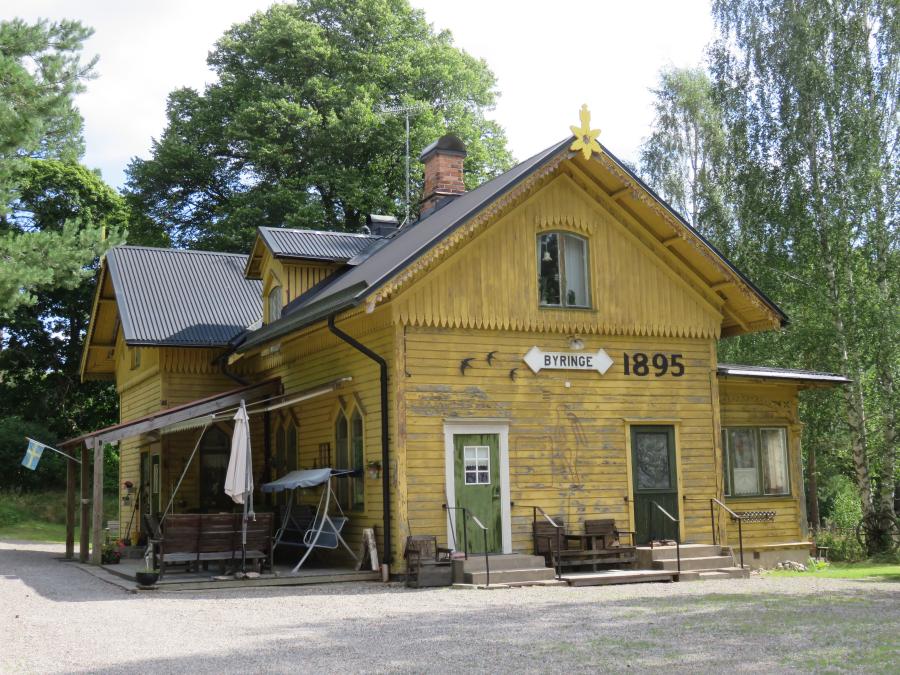 Das Stationshaus "Byringe Station" steht einige hundert Meter von der Strasse entfernt.  Wolfgang Sander